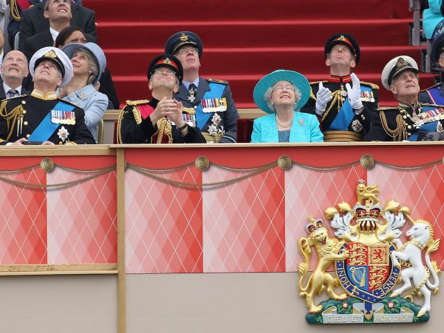Британия отпраздновала 60 лет правления Елизаветы II военным парадом. 