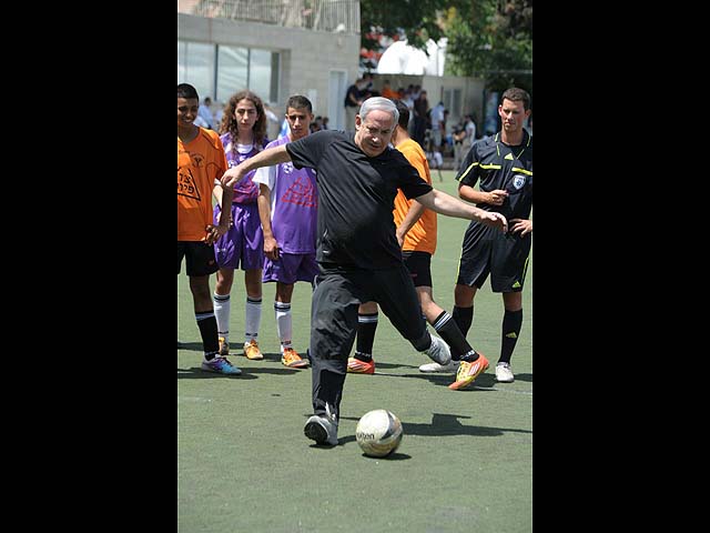 Нетаниягу получил травму, играя в футбол ради привлечения туристов в Иерусалим