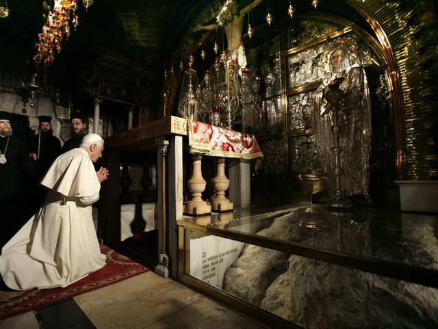 Папа Римский Бенедикт XVI в иерусалимском Храме Гроба Господня