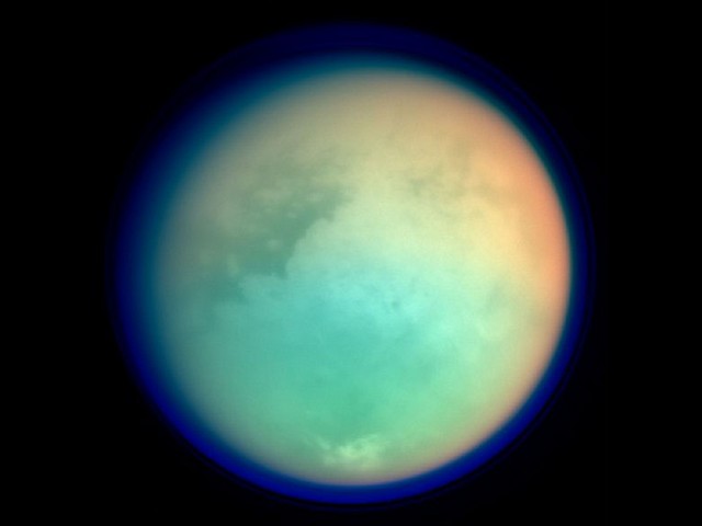 Снимок Титана, сделанный автоматическим зондом Cassini в 2004 году