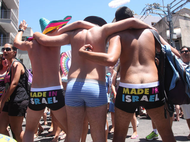 "Сделанные в Израиле" участники "Парада гордости". Тель-Авив, 8 июня 2012 года