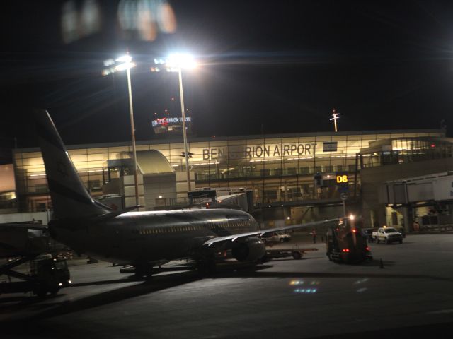 В аэропорту Бен-Гурион готовятся к аварийной посадке грузового самолета