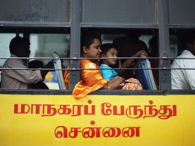 Автобус с паломниками рухнул с моста в Индии: десятки жертв