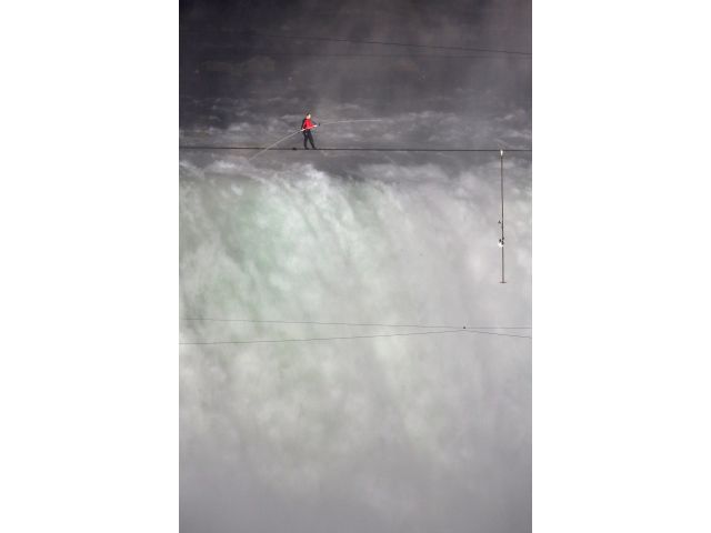 Впервые в истории: канатоходец Ник Валленда преодолел по канату Ниагарский водопад