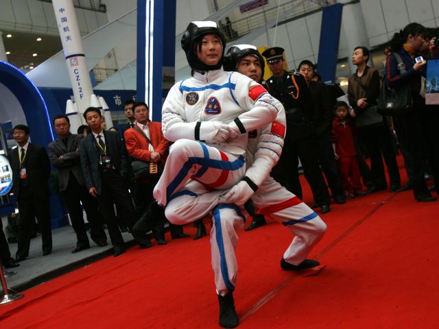 Китай запустил на орбиту первую женщину-астронавта: летчицу Лю Ян