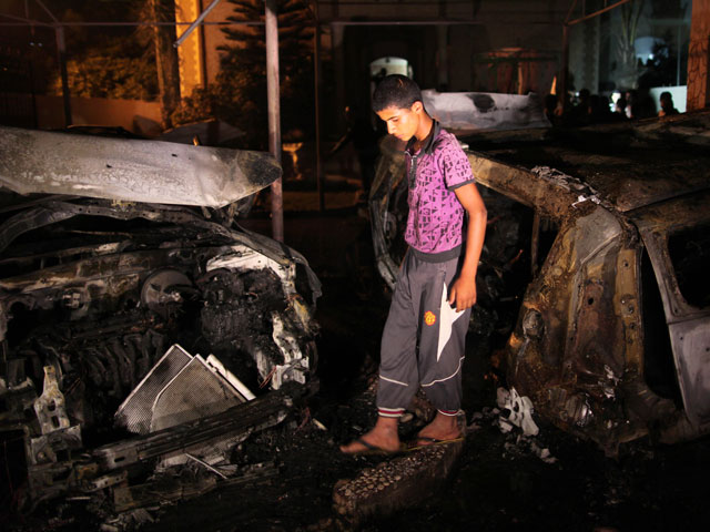 После обстрела цели на автомобильном рынке в районе Зейтун. Газа, 20 июня 2012 года