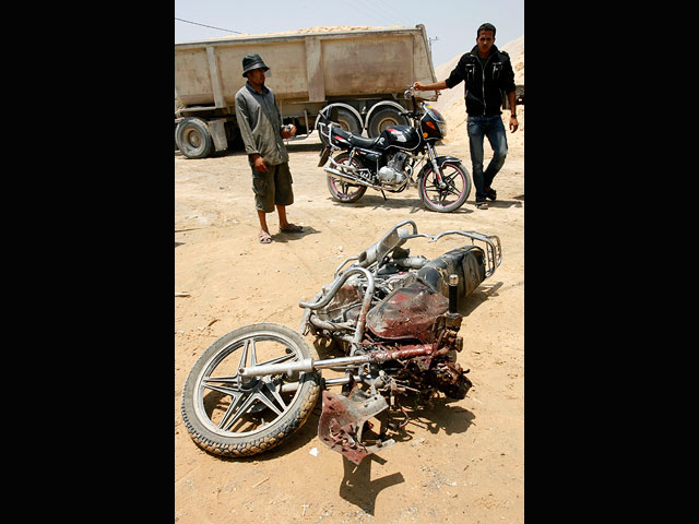 Мотоцикл боевиков "Глобального джихада" после атаки ВВС ЦАХАЛа. Около Рафиаха, июнь 2012 года