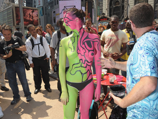 Художник Энди Голуб и модель Марла Мера. Нью-Йорк, 23 августа 2011 года