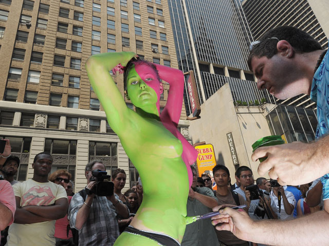 Художник Энди Голуб и модель Марла Мера. Нью-Йорк, 23 августа 2011 года