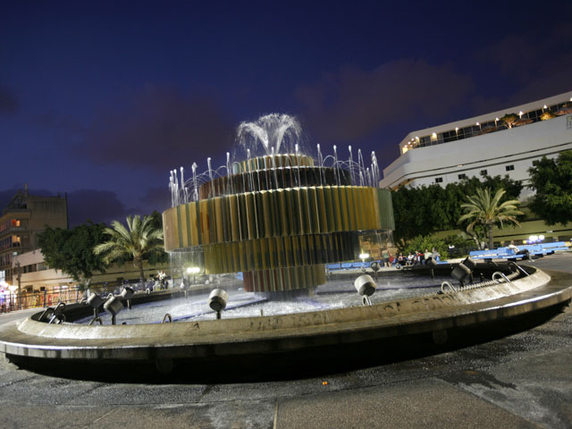 Ночью на площади Дизенгоф в Тель-Авиве