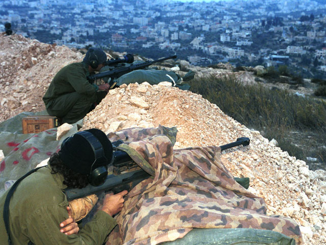 Снайперы на окраине иерусалимского района Гило - вид на Бейт-Джаллу (архив)