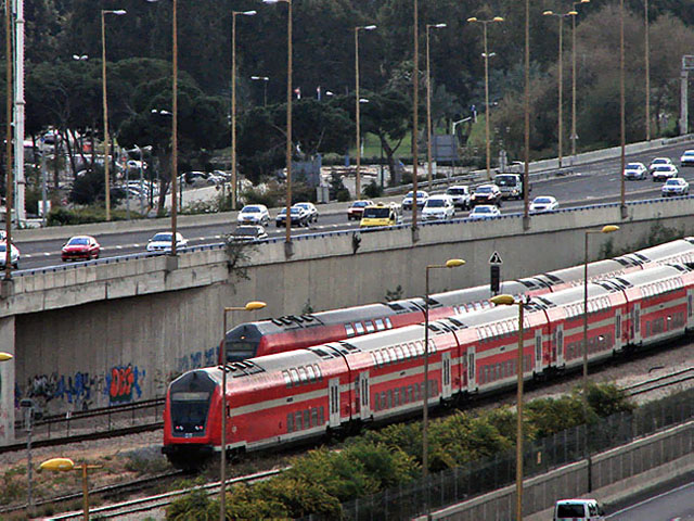 Столкновение поезда с автобусом возле Ницаним: есть пострадавшие