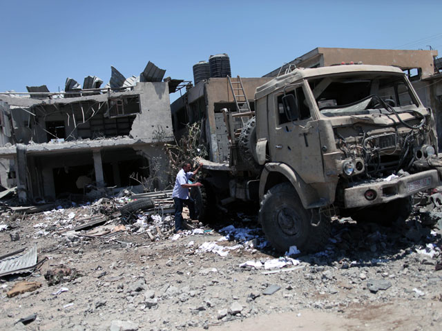 В Газе после удара израильских ВВС. 23 июня 2012 года