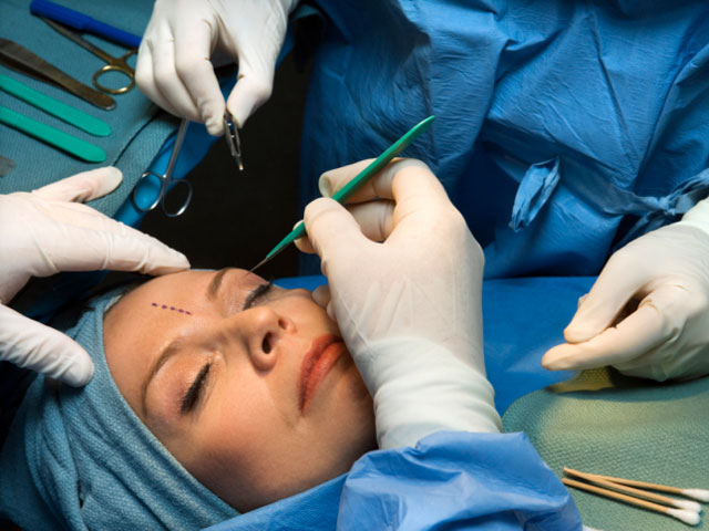 Пластическая хирургия в Израиле: женщины скрывают морщины, мужчины &#8211; лысину