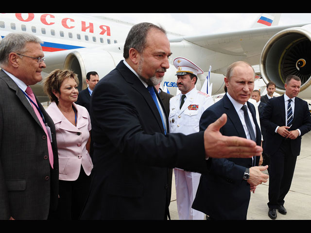 Глава МИД Израиля Авигдор Либерман встречает президента РФ Владимира Путина. 25 июня 2012 года