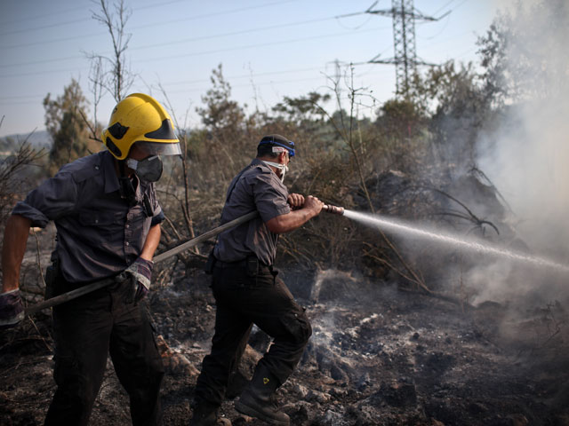 Тушение лесного пожара около Иерусалима. 26 июня 2012 года