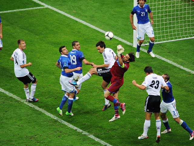 Марио Балотелли забил дважды. Итальянцы победили сборную Германии