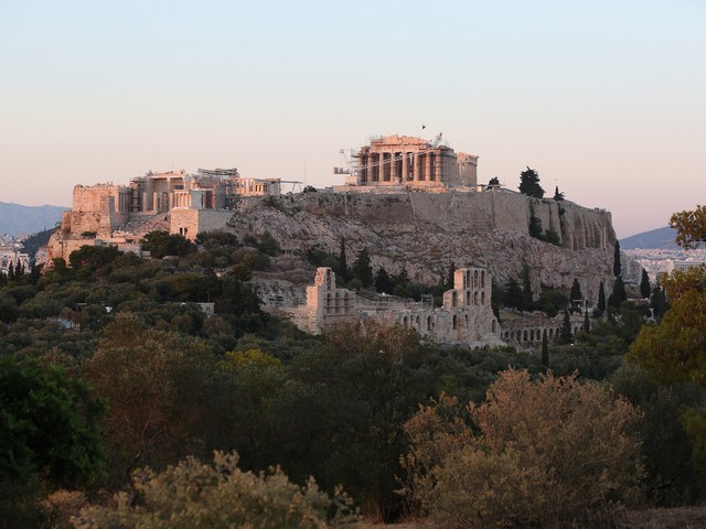 Посетитель афинского Акрополя погиб, спрыгнув со 100-метровой высоты