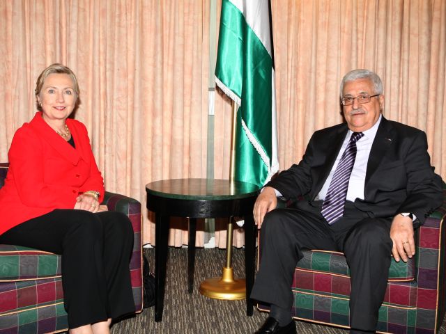 Клинтон провела "продуктивную" беседу с Махмудом Аббасом в Париже