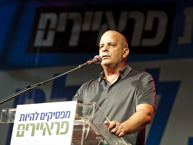 Юваль Дискин выступает перед участниками "Марша фраеров". Тель-Авив, 7 июля 2012 года