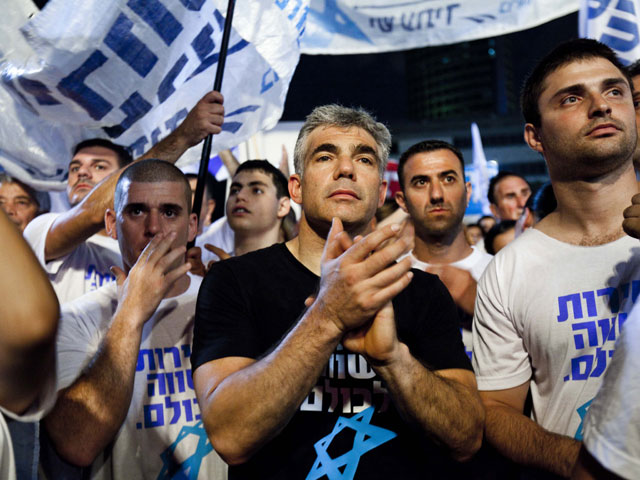 Яир Лапид среди участников "Марша фраеров". Тель-Авив, 7 июля 2012 года