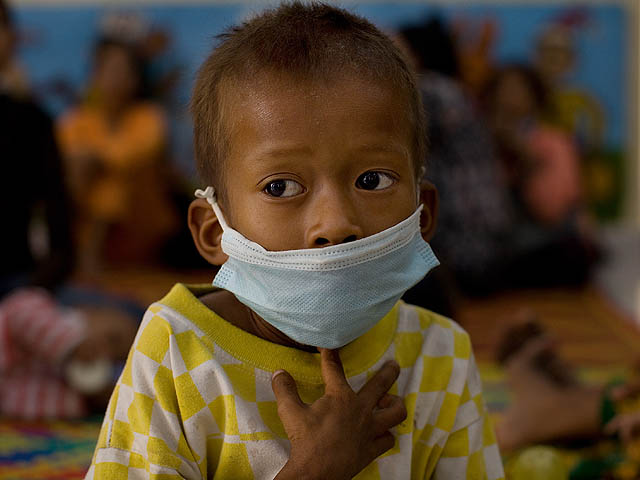 Врачи предполагают, что причиной таинственной эпидемии в Камбодже стал энтеровирус