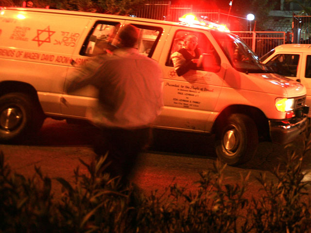 На место происшествия прибыла бригада скорой помощи, тяжелораненого мужчину доставили в больницу "Меир" в Кфар-Сабе, где врачи констатировали его смерть