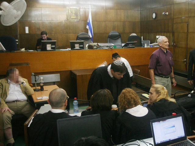 В зале заседаний суда по делу Ольмерта