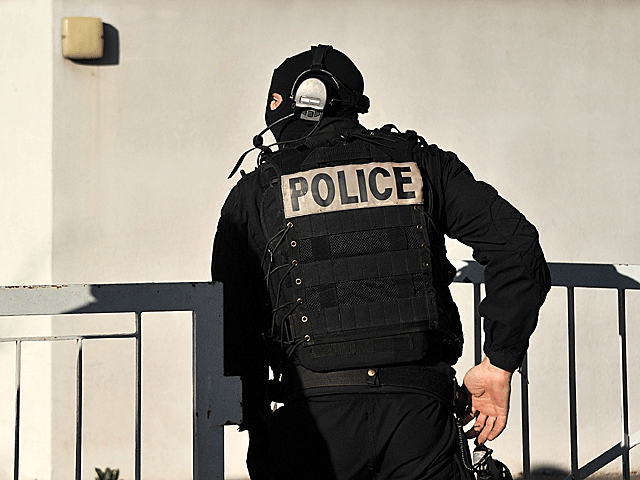 В пригороде Парижа вооруженный преступник ворвался в детский сад и захватил заложников