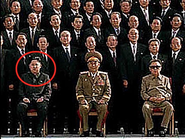 "Неизвестная в черном": СМИ разгадывают тайну женщины, сопровождающей Ким Чен Ына