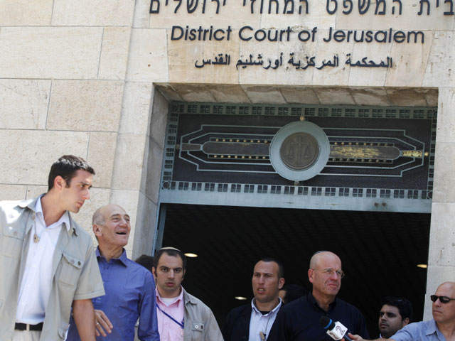 Эхуд ОЛьмерт покидает здание Окружного суда в Иерусалиме. 10 июля 2012 года