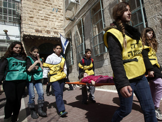 Израильские школьники на учениях по преодолению последствий землетрясения