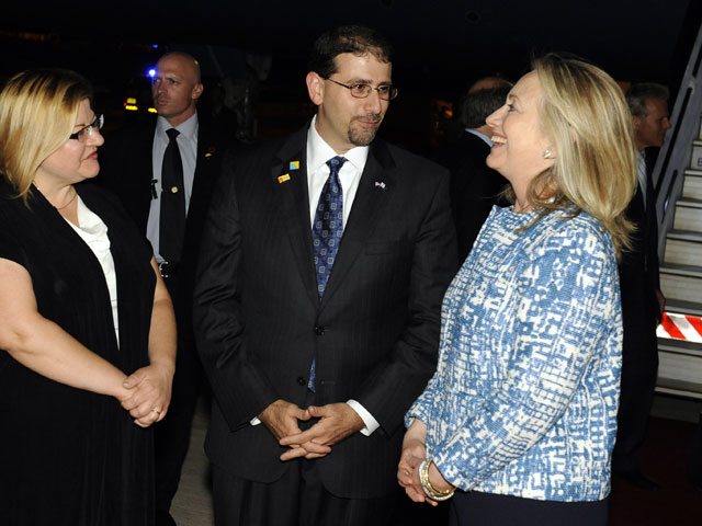 Посол США в Израиле Дан Шапиро и его жена Джулия Фишер встречают Хиллари Клинтон в аэропорту имени Бен-Гуриона. 16 июля 2012 года