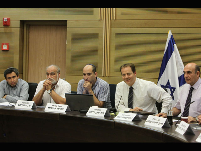 Авиад Фридман (в центре) на заседании комиссии Плеснера