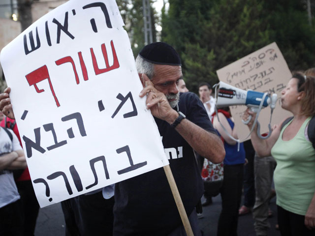 Среди участников акции в Иерусалиме, проходившей 15 июля, выделялся немолодой мужчина с плакатом: "Отчаяние сжигает. Кто следующий в очереди?"