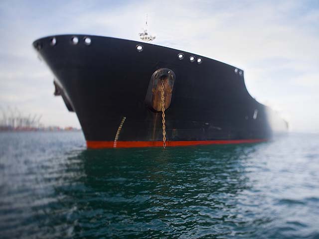 Иран обещает страховать нефтяные танкеры в обход Европы