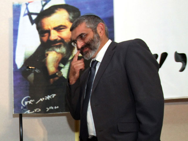 Михаэль Бен-Ари рядом с портретом Меира Кахане