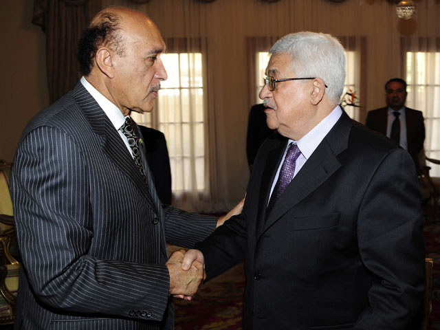 Омар Сулейман и Махмуд Аббас. Каир, май 2010 года