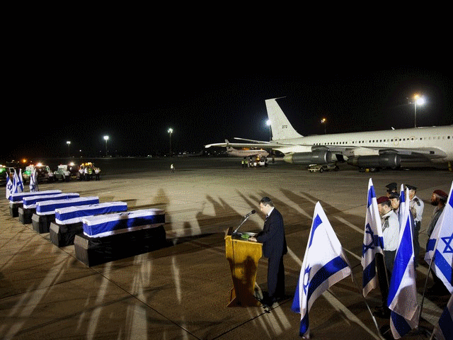 По приземлении самолета в аэропорту прошла церемония памяти жертв террористической атаки, в которой принял участие министр туризма Израиля Стас Мисежников