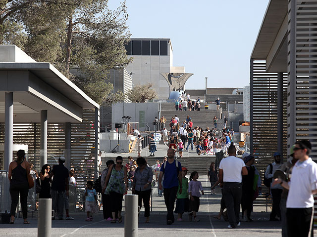 Впервые в Музее Израиля разделили часы посещения для мужчин и женщин