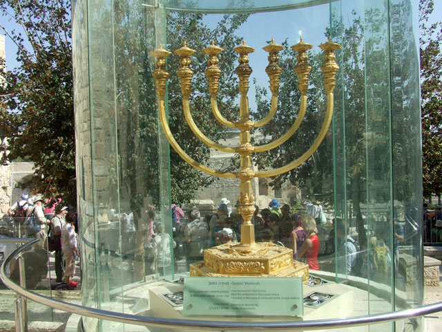 "Золотая менора" от Вадима Рабиновича, установленная в Старом городе Иерусалима