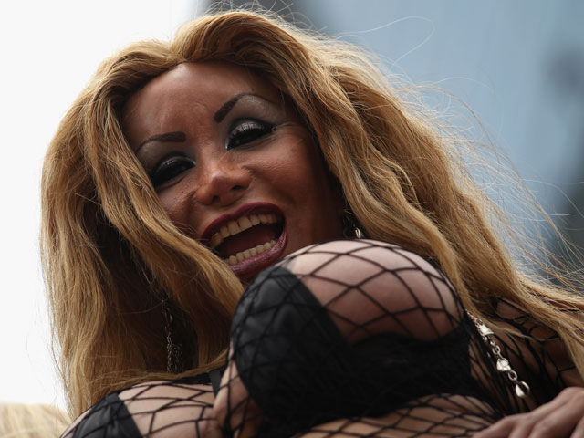 Трансгендер во время торжеств в честь "красавчика" Энрике