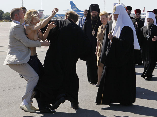 "Убить Кирилла": полуголая активистка FEMEN прорвалась к патриарху всея Руси. Киев, 26 июля 2012 года