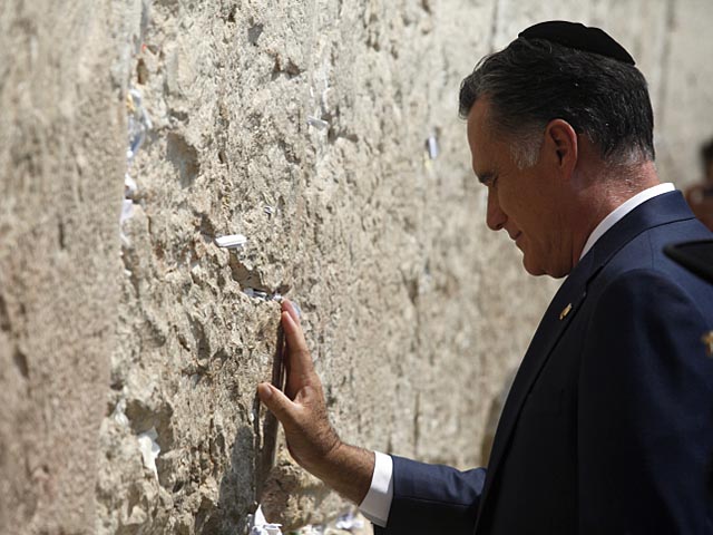 29 июля кандидат в президенты США от Республиканской партии Митт Ромни и его супруга Энн Ромни посетили Стену Плача в Старом городе Иерусалима и вложили записки между камней