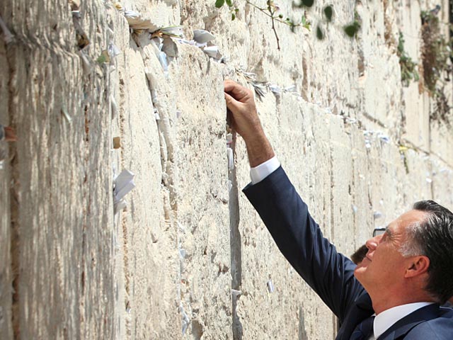 29 июля кандидат в президенты США от Республиканской партии Митт Ромни и его супруга Энн Ромни посетили Стену Плача в Старом городе Иерусалима и вложили записки между камней