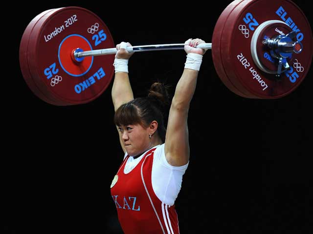 Тяжелая атлетика: олимпийский рекорд установила спортсменка из Казахстана. У россиянки серебро