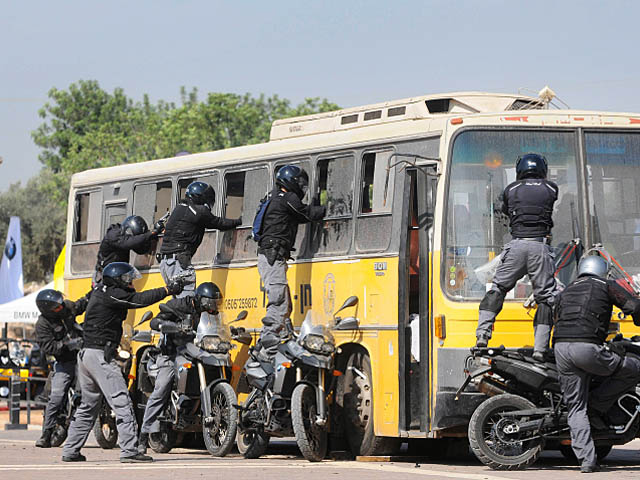 Учения спецназа: полицейские мотоциклисты отработали штурм автобуса