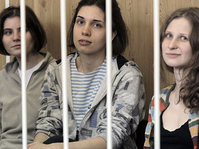 Девушкам из Pussy Riot стало плохо: к зданию суда прибыли три "скорые"