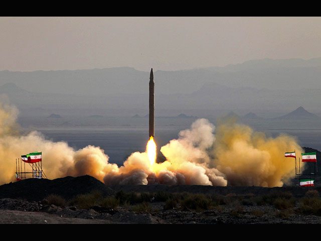 Запуск баллистической ракеты в иранской пустыне (архив)