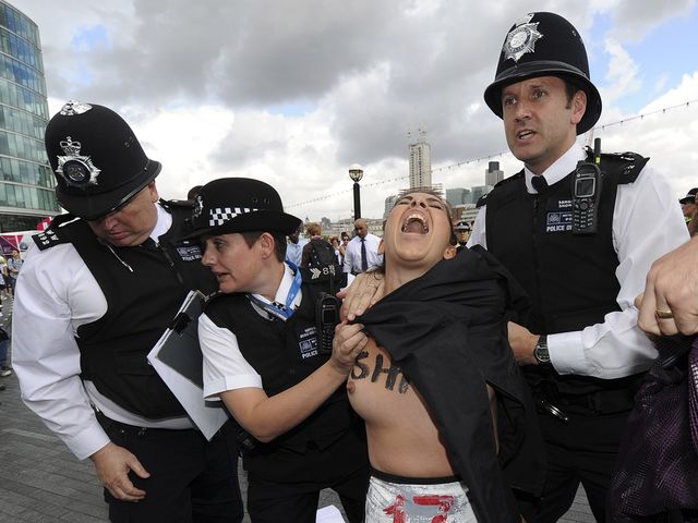 Задержание активисток FEMEN в Лондоне. 02.08.2012